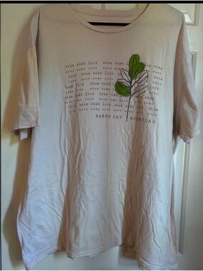 Earth Day Everyday Graphic Tee - Light Pink with Green Leaf